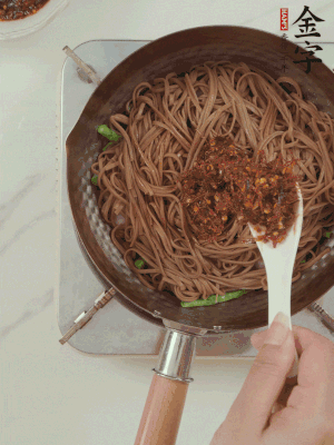 下蕎麥面，淋上少許醬油，加2勺金字火腿大師醬略翻炒即可。