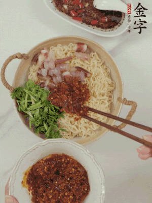 在面上鋪魷魚、香菜、金字火腿大師醬。