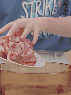 排骨剁小塊，加姜片、料酒沸水下鍋焯水。