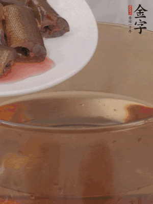 處理干凈的黃鱔段，加姜片、料酒沸水下鍋焯水。撈出用涼水沖洗干凈。