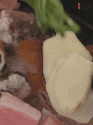 加姜片、蔥結(jié)、料酒。