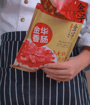 香腸切成斜片，小米辣切成斜片。