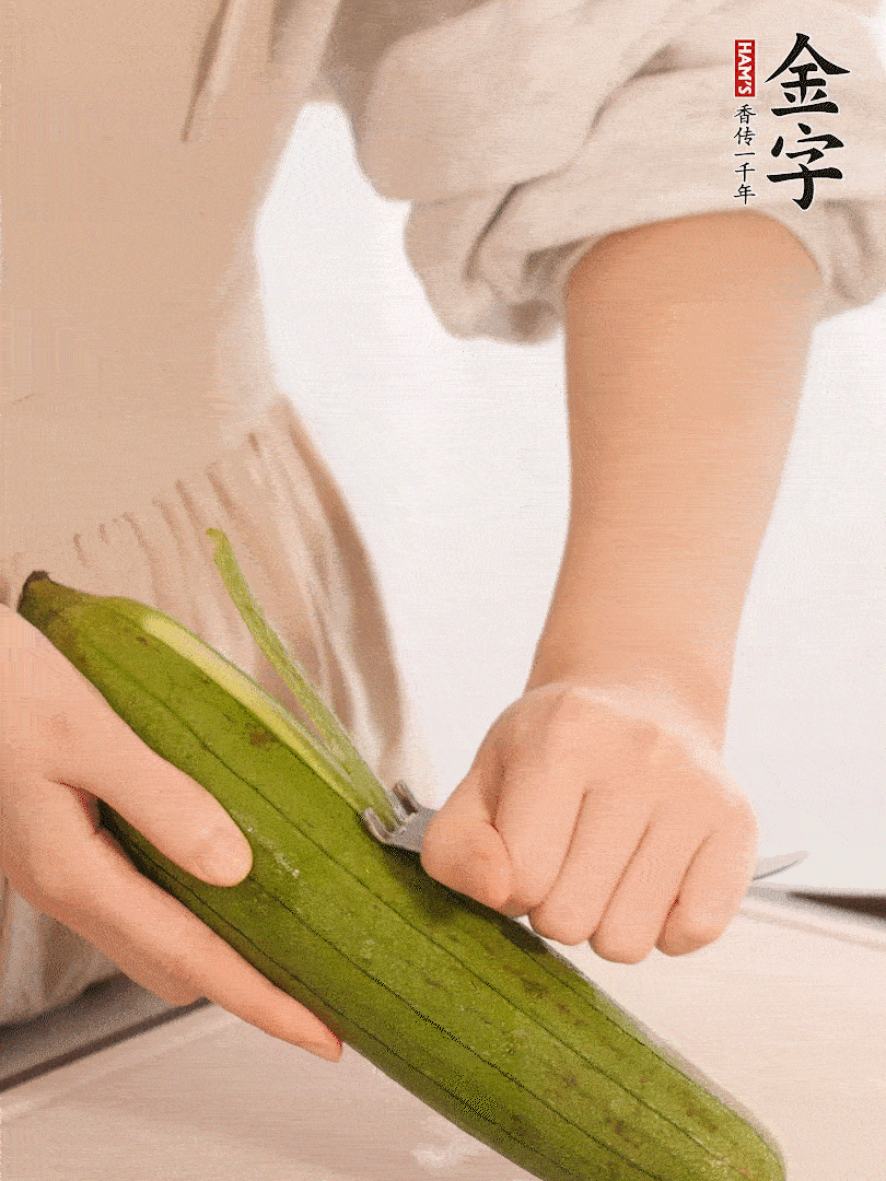 絲瓜去皮切滾刀塊用鹽殺一下水分洗凈。