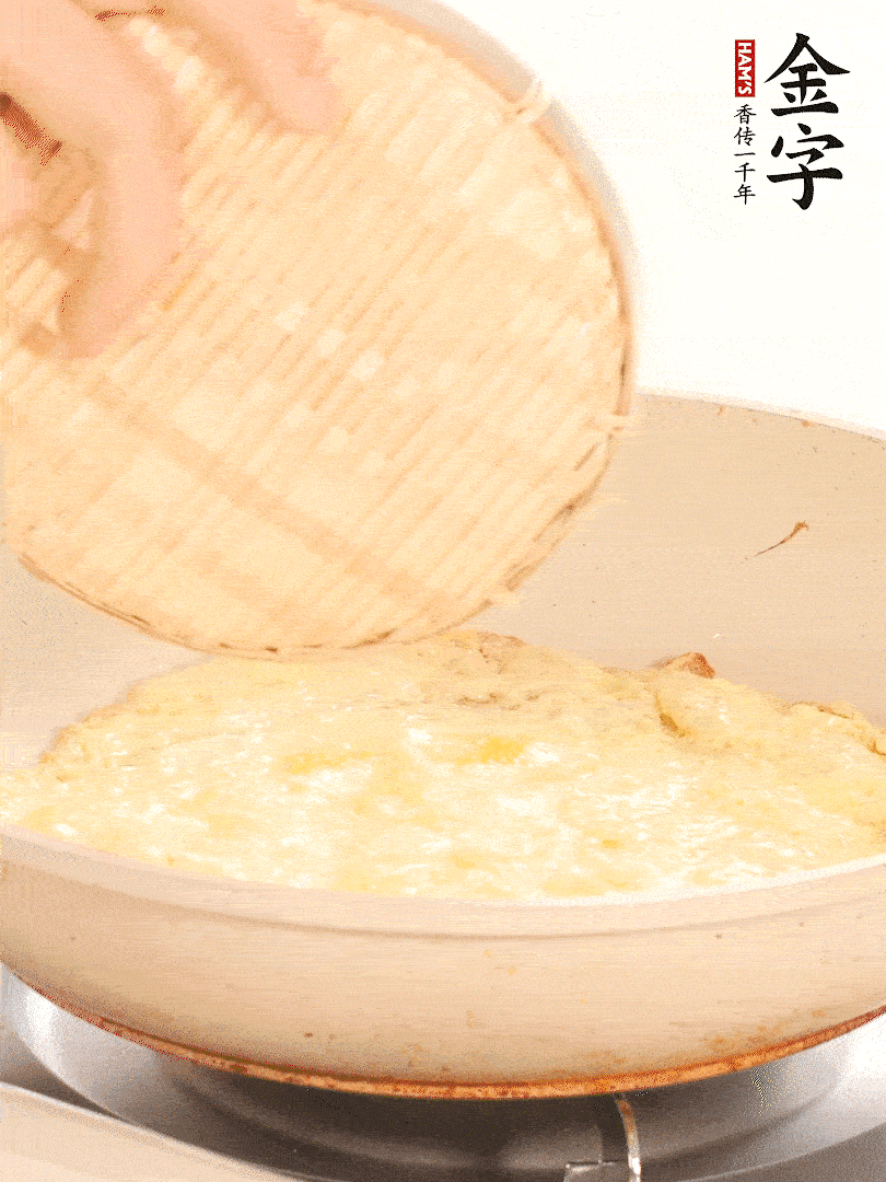 鍋內(nèi)放入少許油，油溫4成熱倒入一個(gè)雞蛋煎熟