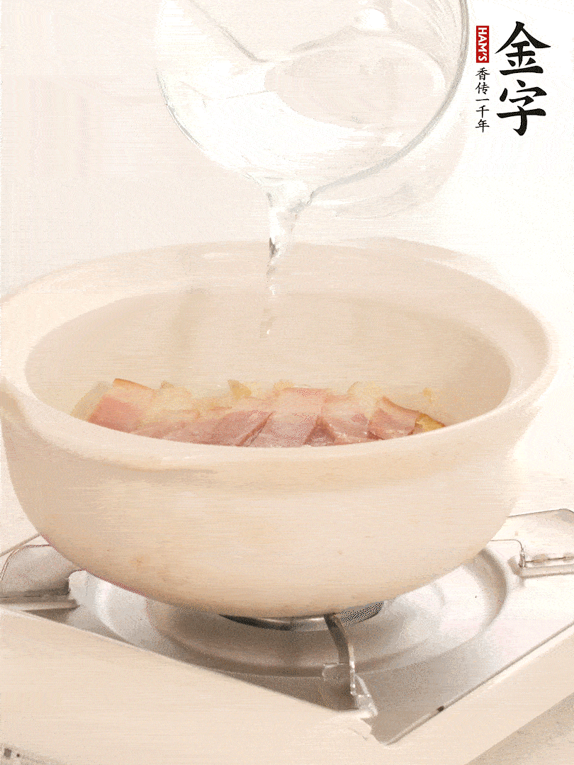 放入火腿片，加開水，再加入豆腐