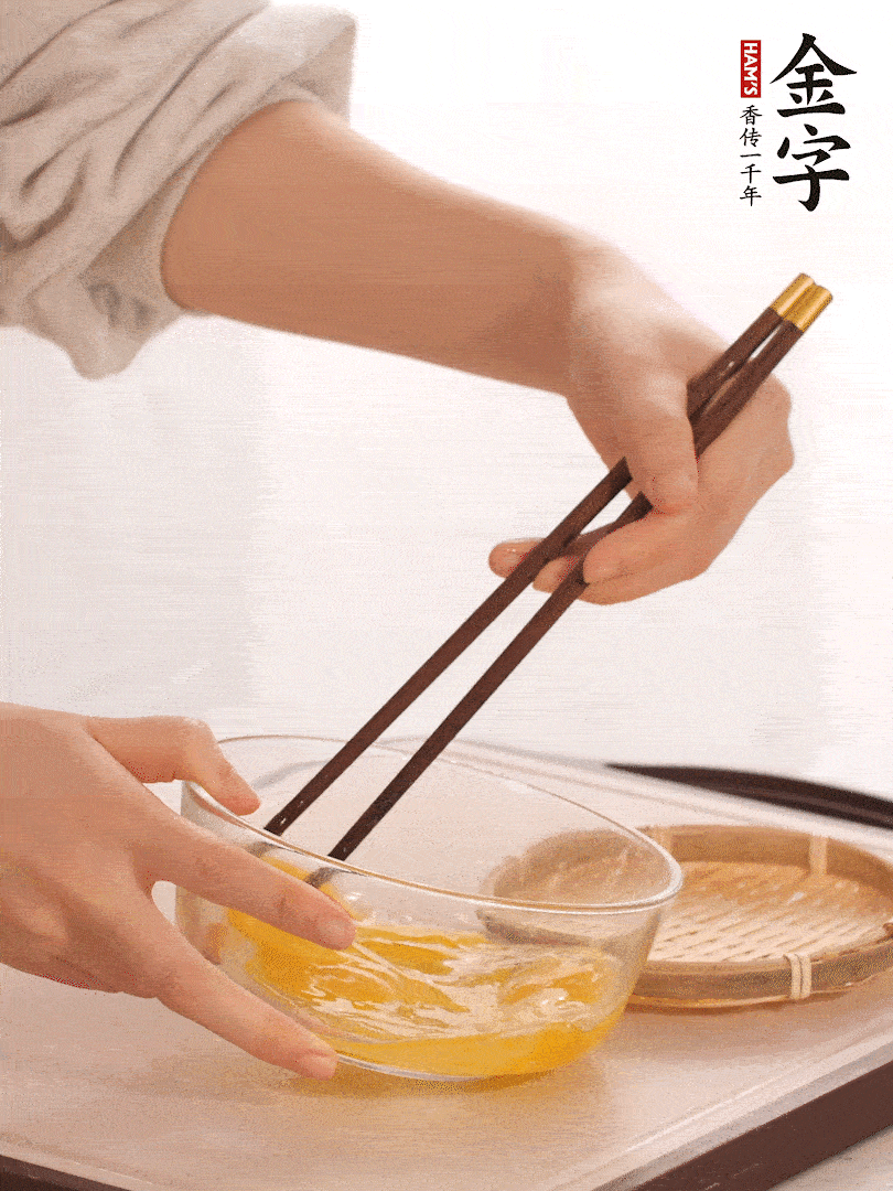 兩顆雞蛋打散。