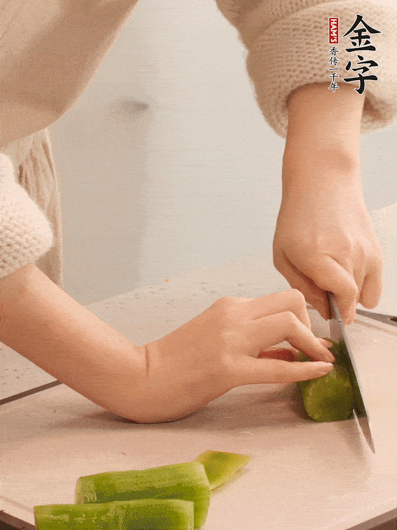萵筍和白蘿卜用擦絲器擦成細絲。