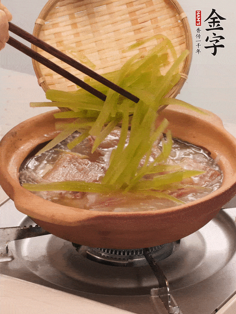 放入白蘿卜絲繼續(xù)炒軟炒至透明狀。