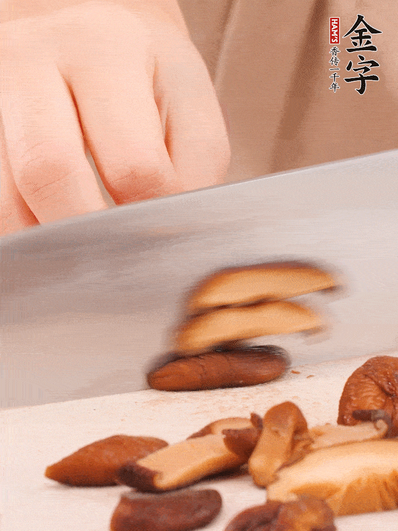 干香菇泡發(fā)，切成小塊。