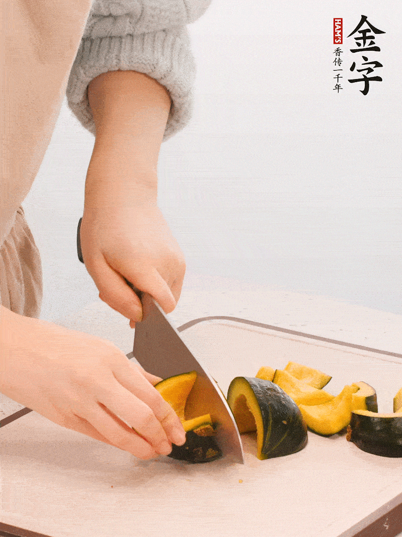 貝貝南瓜切小塊，生姜切成姜絲。