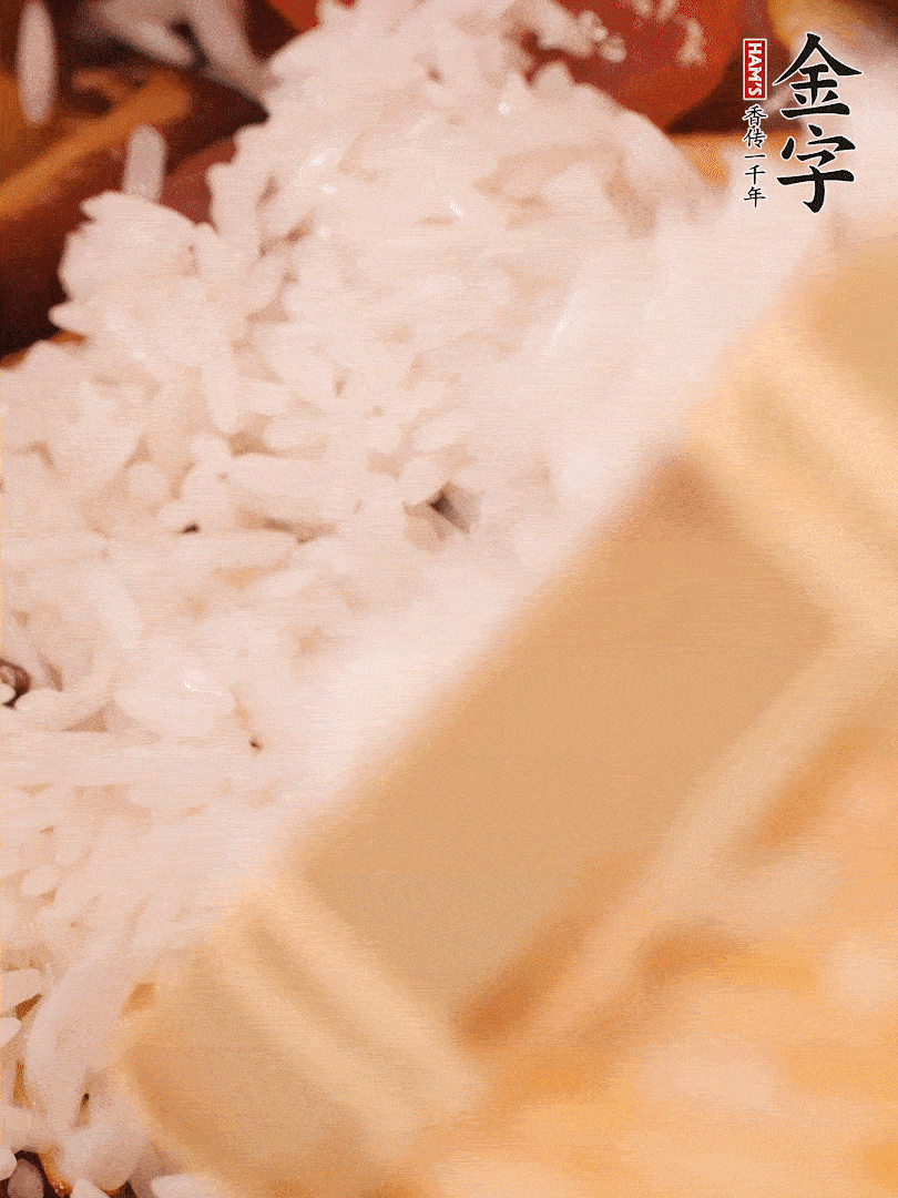 接著倒入提前浸泡的大米，加生抽、食鹽、白胡椒粉，一起翻炒均勻。