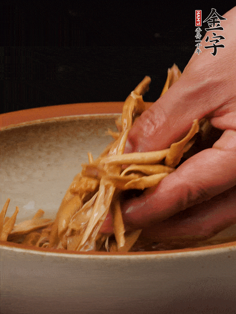 農(nóng)家土筍尖提前泡軟，用刀劃成細絲，這樣會更加入味。