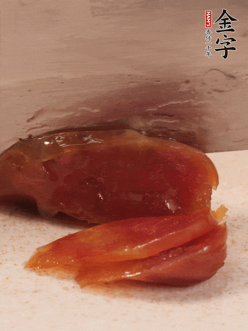 臘腸煮熟后，切薄片