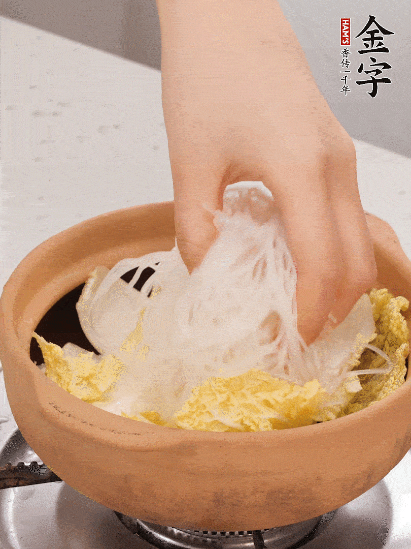 放入提前泡軟的粉絲，蓋上蒜蓉醬汁