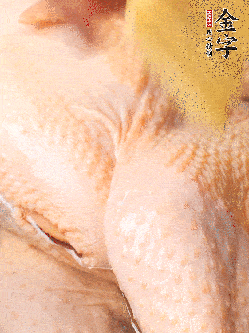 老母雞去頭去尾，斬去雞爪。冷水入鍋，加料酒、蔥姜焯水，煮出浮沫后撈出，用清水洗凈