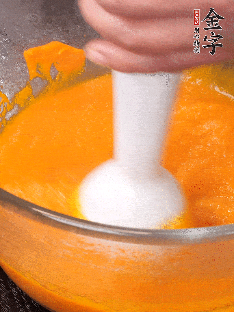 300g南瓜，去皮去瓤切滾刀塊，大火蒸8分鐘，料理機打成泥，篩網(wǎng)過篩成泥