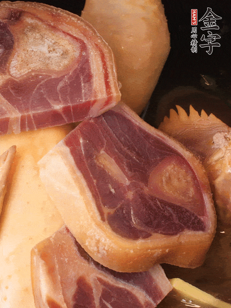 火踵、老母雞加蔥、姜、料酒、清水，大火燒開后轉(zhuǎn)小火，燉1小時