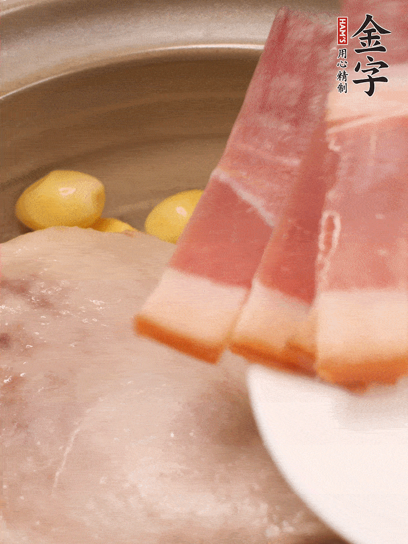 鴨肉、白果、火腿、生姜一起放入砂鍋，清水沒過食材，大火燉煮1小時(shí)