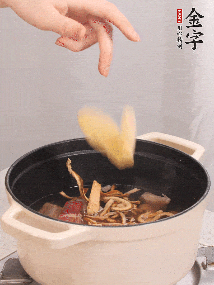 鍋中放牛腩、火腿，然后放入比食材多3倍的水；再放橘子皮、姜片、白胡椒粒燉煮90分鐘