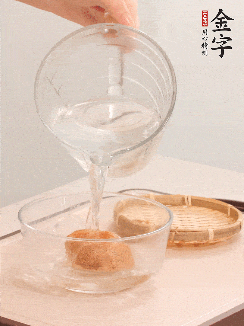 猴頭菇至少泡發(fā)半小時(shí)，將浸泡后的黃水?dāng)D干；