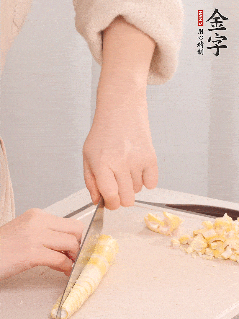 春筍去皮切小塊，焯水2分鐘左右