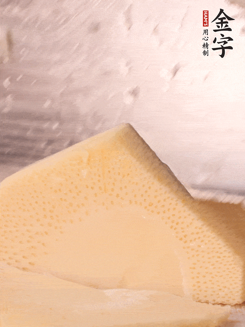 冬筍處理干凈，切滾刀塊，開(kāi)水焯燙去除澀味