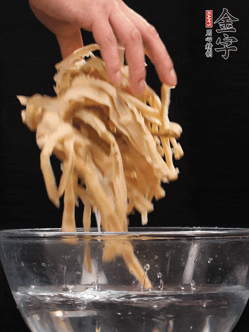 天目山筍干1把，清洗表面鹽分，用手撕成長(zhǎng)條