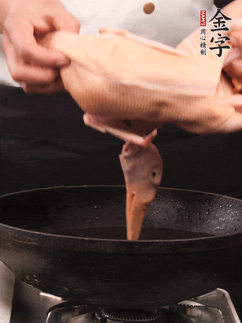 處理干凈的老鴨1只，黃酒小半碗，姜幾片，一起放入冷水，煮沸焯水3分鐘，去除血沫