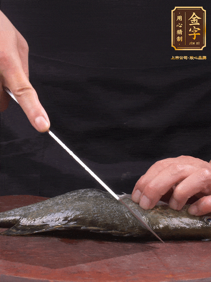 處理桂魚(yú)。收拾好的桂魚(yú)在兩側(cè)開(kāi)花刀