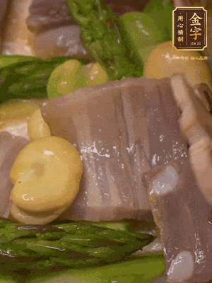 倒入熱水，燉煮10分鐘