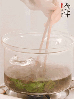 香椿焯水，變色后撈出，切成小段