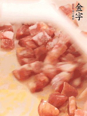 香腸炒出油脂，加入蠶豆煸炒
