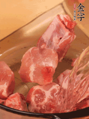 排骨冷水下鍋，加料酒、姜片，煮開綽水