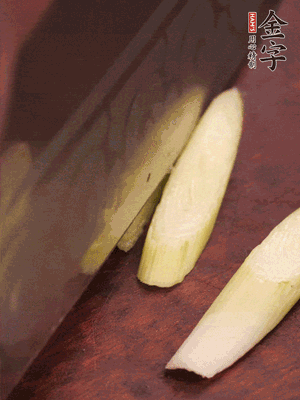 蒜白切小段，辣椒斜切圈