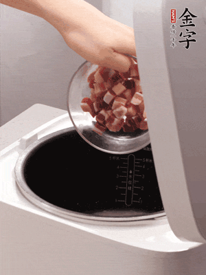 鍋中倒入豬油，油熱后炒熟上海青，給倒少許鹽調(diào)味