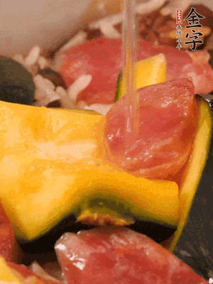 倒入溫開水，水量高出米面一個指節(jié)。