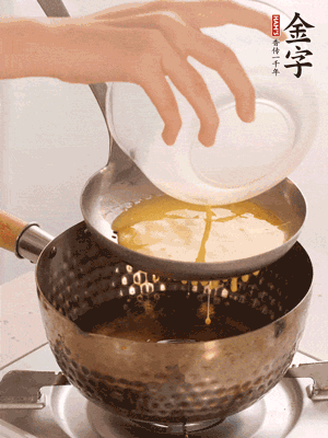 雞蛋過篩子倒入油鍋炸成蛋酥，瀝干油。