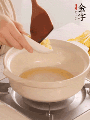 鍋里留少量底油煸香火腿和姜末。