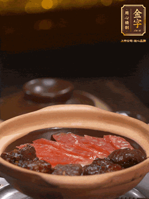 鋪上臘腸和排骨，鍋邊淋一圈油，小火煲10分鐘