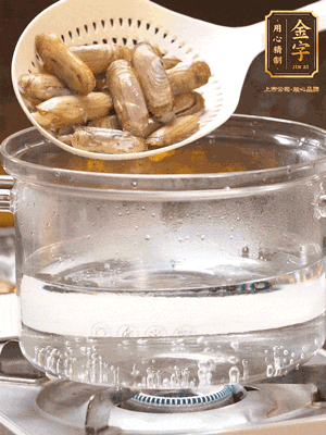 煮一鍋沸水，下蟶子汆燙30秒，撈出浸入冰水，取出蟶子肉