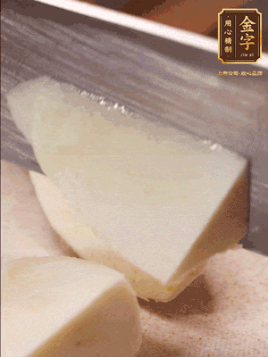 茭白去殼，底部一層老皮刨掉，切成滾刀塊
