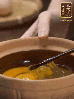 雞蛋打入砂鍋，充分打勻，1.5倍的溫水加一勺鹽，倒入蛋液中，攪拌均勻后用勺子舀去表面浮沫
