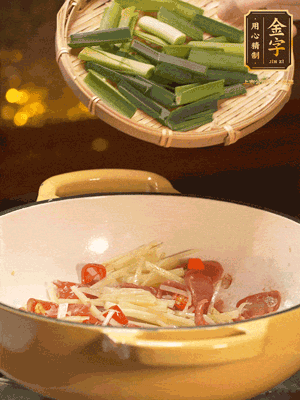 接著放蒜葉，來一點鹽，一點醬油調(diào)味翻勻