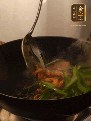 黃豆醬、鹽、糖調(diào)味，淋一圈花雕酒，蒜白先下，蒜葉后下