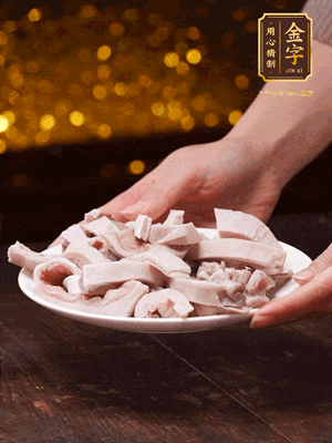 豬肚冷水下鍋，姜蔥料酒去腥，水開(kāi)煮5分鐘，撈出，切小塊。