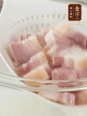 金字淡咸肉、排骨分別加料酒、蔥、姜冷水下鍋焯水，水開撇去浮沫撈出。