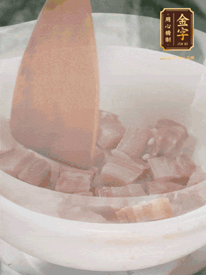 砂鍋內(nèi)咸肉微微煸出香味，再倒入開水。放排骨滾開后轉(zhuǎn)中小火篤30分鐘。（水盡量一次加足，以免中途加水沖淡鮮味。這一步是湯底濃白的關(guān)鍵）