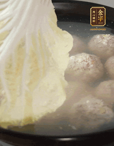 等獅子頭浮起來(lái)時(shí)再加白菜蓋。小火慢燉2小時(shí)