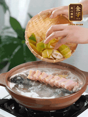 倒開水燉煮后轉(zhuǎn)移入砂鍋，淋料酒去腥、加少許鹽調(diào)味，再依次加咸肉、春筍燉煮15分鐘。
