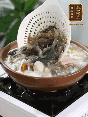 最后加一把蛤蜊、一把河蝦燜2分鐘，放一點白胡椒粉調(diào)味，撒上蔥花點綴！